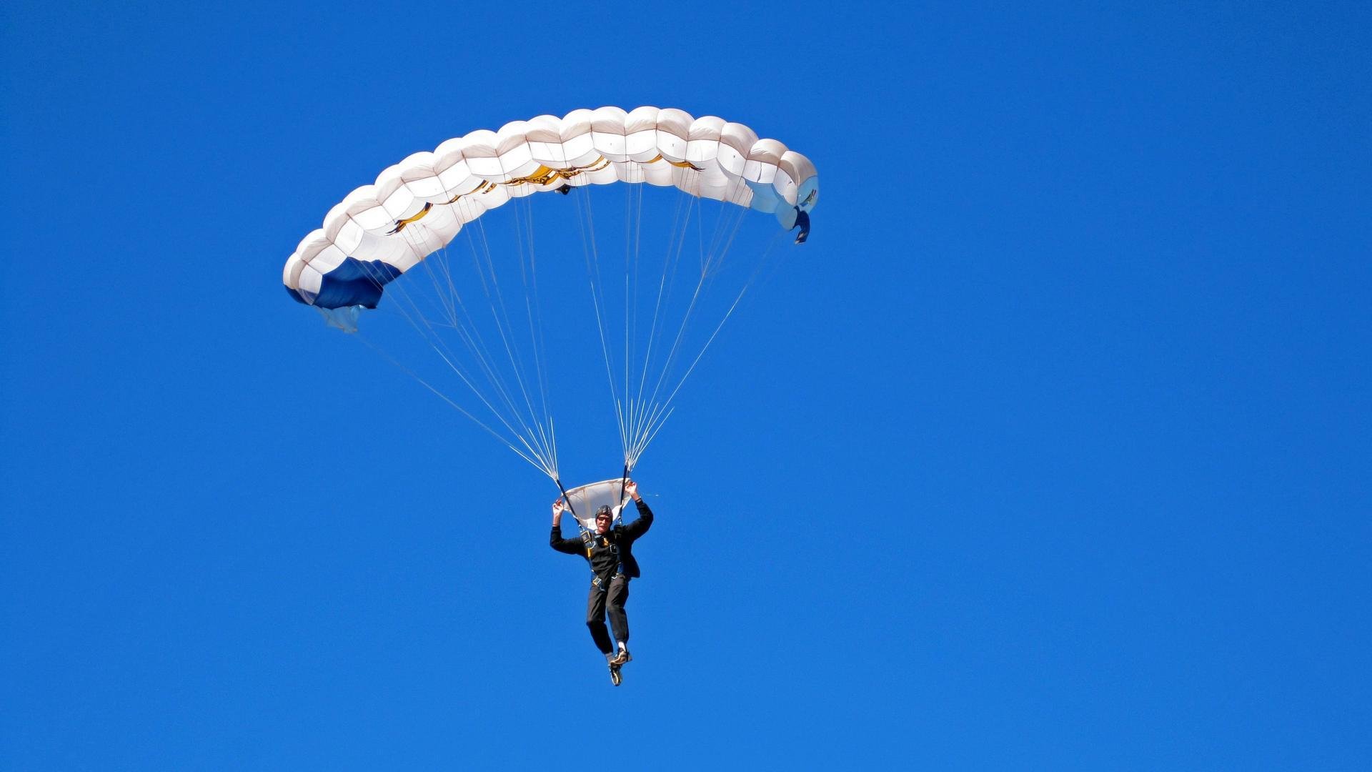 “武汉马拉松赛：从起点到终点，挑战极限！”